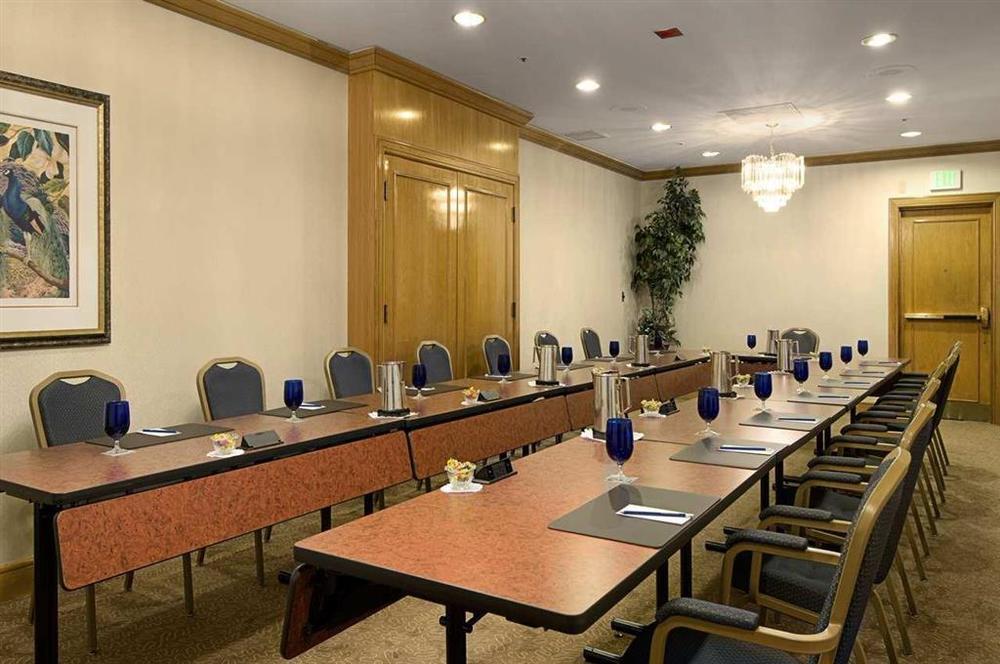Hilton Angeles-universal 3*